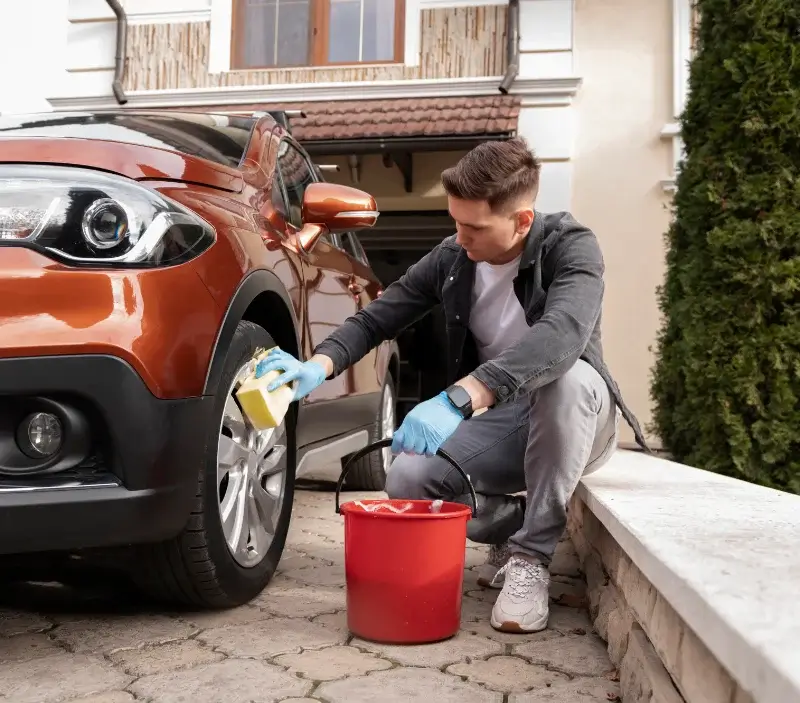 Lavage auto à domicile Blangy-le-Château : professionnel intervenant sur un véhicule